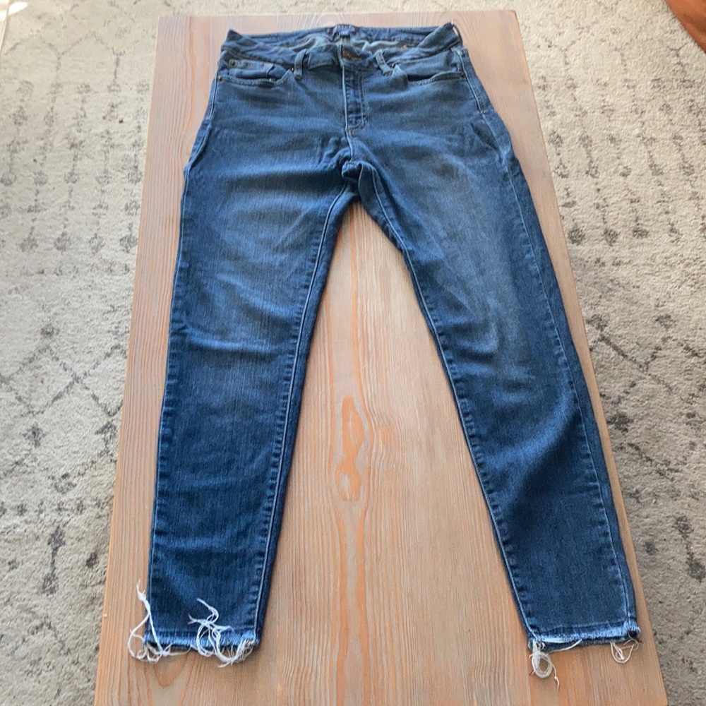 Skinny jeans with distressed hem